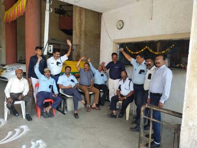 Black Diwali of Firefighters in Nashik, performed work by wearing black ribbons | नाशिकमध्ये अग्निशमन कर्मचाऱ्यांची काळी दिवाळी, काळ्याफिती लावून केले कामकाज Black Diwali of Firefighters in Nashik, performed work by wearing black ribbons | नाशिकमध्ये अग्निशमन कर्मचाऱ्यांची काळी दिवाळी, काळ्याफिती लावून केले कामकाज