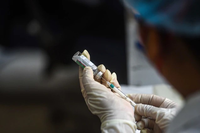 Saline water was used in ten vaccination camps | ‘त्या’ दहा लसीकरण शिबिरांत केला सलाइन वॉटरचाच वापर Saline water was used in ten vaccination camps | ‘त्या’ दहा लसीकरण शिबिरांत केला सलाइन वॉटरचाच वापर
