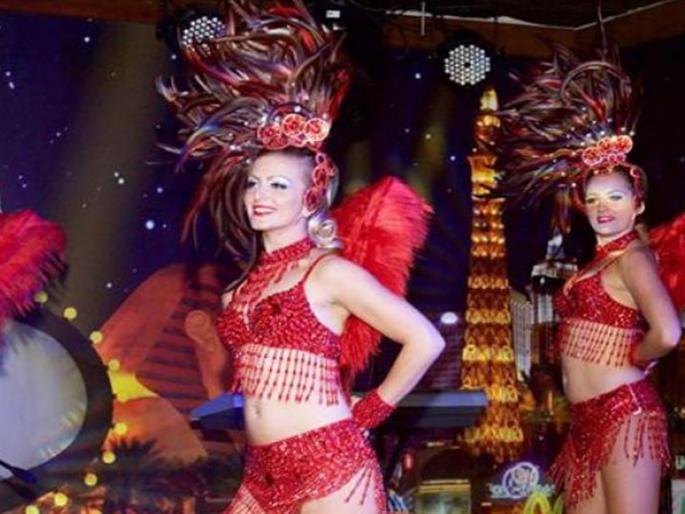 Lalana in the cloth, the lime is attached to the pocket; Women's big innings too | तोकड्या कपड्यातील ललना, खिशाला लावून जातात चुना; महिलांचेही मोठे डाव Lalana in the cloth, the lime is attached to the pocket; Women's big innings too | तोकड्या कपड्यातील ललना, खिशाला लावून जातात चुना; महिलांचेही मोठे डाव