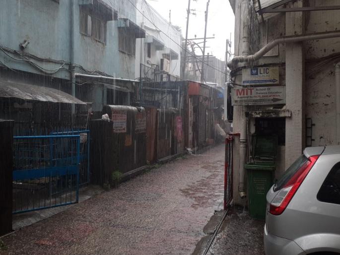 Heavy, sudden downpours with thunder cause pedestrians to run | गडगडाटासह मुसळधार, अचानक आलेल्या पावसामुळे पादचाऱ्यांची धावपळ Heavy, sudden downpours with thunder cause pedestrians to run | गडगडाटासह मुसळधार, अचानक आलेल्या पावसामुळे पादचाऱ्यांची धावपळ