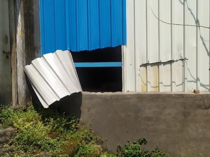Crime News : The warehouse of groceries exploded on the eve of Diwali; 16 lakh was looted in Latur | Crime News : दिवाळीच्या तोंडावरच किराणा मालाचे गोदाम फोडले; १६ लाखांची तिजोरी पळविली Crime News : The warehouse of groceries exploded on the eve of Diwali; 16 lakh was looted in Latur | Crime News : दिवाळीच्या तोंडावरच किराणा मालाचे गोदाम फोडले; १६ लाखांची तिजोरी पळविली