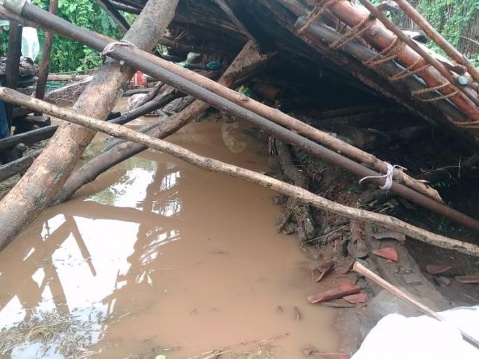 Water entered houses at Ambabari and Bhoira | आंबाबारी व भोयऱ्यातील प्रकल्पग्रस्तांच्या घरात शिरले पाणी; गोठाही कोसळला Water entered houses at Ambabari and Bhoira | आंबाबारी व भोयऱ्यातील प्रकल्पग्रस्तांच्या घरात शिरले पाणी; गोठाही कोसळला