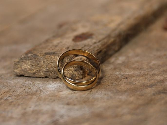 A merchant was taken to the river bank and beaten, 9 tolas of gold was robbed at 10 am in majalgaon | व्यापाऱ्याला नदीकिनारी नेऊन मारहाण, सकाळी १० वाजताच लुटले ९ तोळे सोने A merchant was taken to the river bank and beaten, 9 tolas of gold was robbed at 10 am in majalgaon | व्यापाऱ्याला नदीकिनारी नेऊन मारहाण, सकाळी १० वाजताच लुटले ९ तोळे सोने