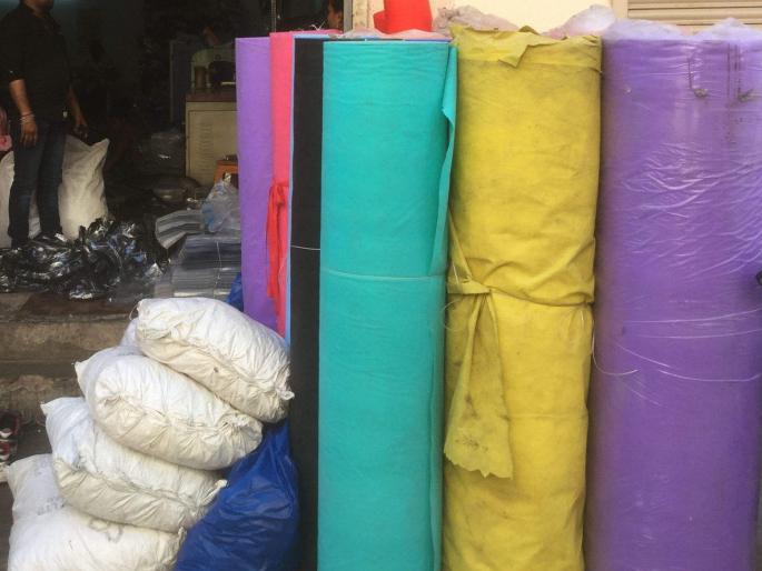 3 thousand kg of plastic imported from Gujarat seized | गुजरातमधून आयात केलेले ३ हजार किलो प्लास्टीक नागपुरात जप्त 3 thousand kg of plastic imported from Gujarat seized | गुजरातमधून आयात केलेले ३ हजार किलो प्लास्टीक नागपुरात जप्त