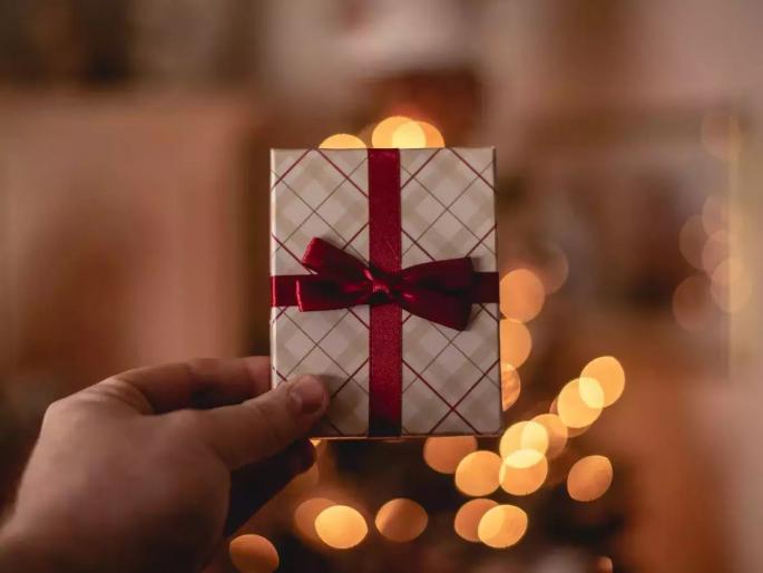 Give gifts to parents; And inflate your wallet! | आई-वडिलांना भेटवस्तू द्या; अन् आपले पाकिट फुगवा!