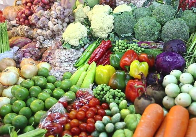 Vegetables reached 100, guar, pea at Rs 160 | भाज्यांनी गाठली शंभरी, गवार, वाटाणा १६० रुपयांवर Vegetables reached 100, guar, pea at Rs 160 | भाज्यांनी गाठली शंभरी, गवार, वाटाणा १६० रुपयांवर