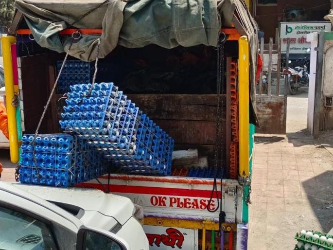 Smuggling beef by hiding it under trays of eggs; Police case against both | अंड्यांच्या ट्रे खाली लपवून गोमांस तस्करी; दोघांविरुद्ध पोलिसांत गुन्हा Smuggling beef by hiding it under trays of eggs; Police case against both | अंड्यांच्या ट्रे खाली लपवून गोमांस तस्करी; दोघांविरुद्ध पोलिसांत गुन्हा