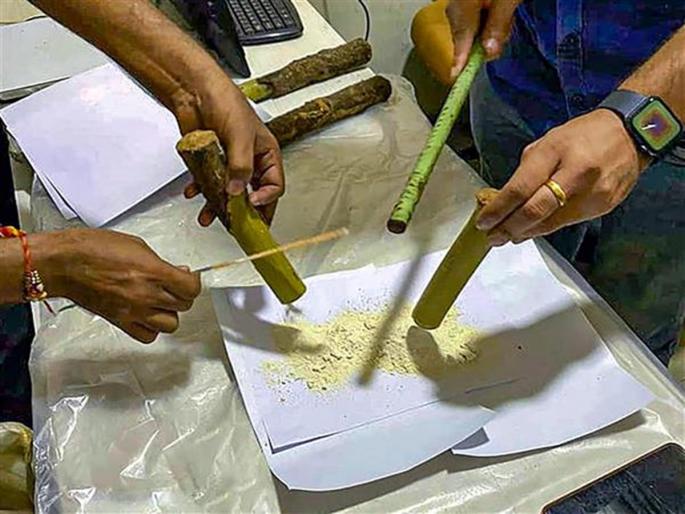 Delhi police came, action was taken; Heroin worth 1725 crores was caught near Mumbai! | दिल्ली पाेलीस आले, कारवाई करून गेले; मुंबईजवळ १७२५ काेटींचे हेराॅईन पकडले! Delhi police came, action was taken; Heroin worth 1725 crores was caught near Mumbai! | दिल्ली पाेलीस आले, कारवाई करून गेले; मुंबईजवळ १७२५ काेटींचे हेराॅईन पकडले!