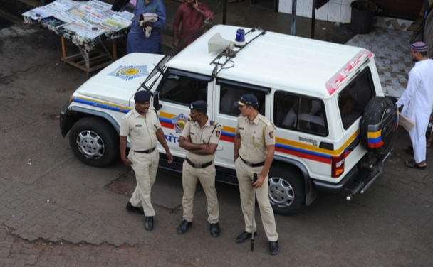 Inter-state gang arrested for smuggling cash and bags in the state in sangli islampur | महिनाभर घर भाड्यानं घेऊन टाकायचे दरोडा, आंतरराज्यीय टोळीला ठोकल्या बेड्या
