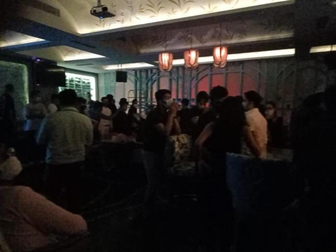 Midnight raid on bar-restaurant, hotel sealed, fines collected from 245 people in mumbai brich candy area | बार-रेस्टॉरंटवर मध्यरात्री धाड, हॉटेल सील अन् २४५ जणांकडून दंड वसूल Midnight raid on bar-restaurant, hotel sealed, fines collected from 245 people in mumbai brich candy area | बार-रेस्टॉरंटवर मध्यरात्री धाड, हॉटेल सील अन् २४५ जणांकडून दंड वसूल