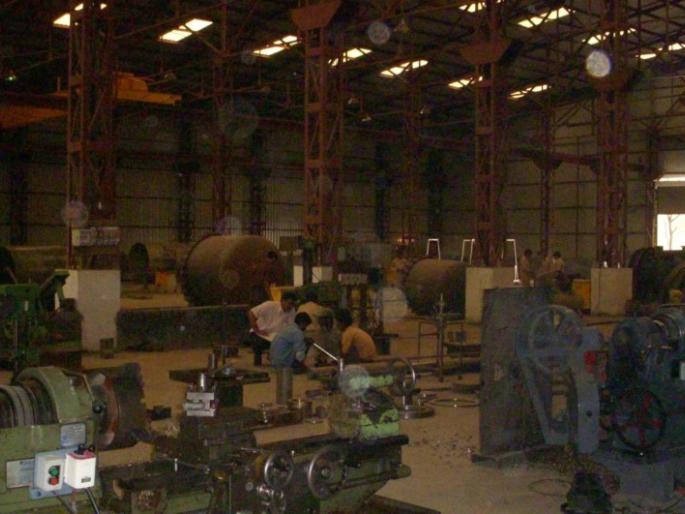 Working on the machine without experience, the worker broke three fingers in thane | अनुभव नसताना यंत्रावर कामाला लावले, कामगाराची तीन बोटे तुटली Working on the machine without experience, the worker broke three fingers in thane | अनुभव नसताना यंत्रावर कामाला लावले, कामगाराची तीन बोटे तुटली