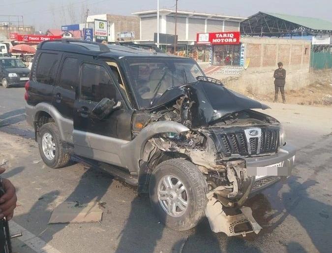 The ex-CM of jammu and kashmir's Scorpio had a terrible accident, luckily narrowly escaped mehbooba mufti | माजी मुख्यमंत्र्यांच्या स्कॉर्पिओला भीषण अपघात, सुदैवाने बचावल्या; चौकशीची मागणी The ex-CM of jammu and kashmir's Scorpio had a terrible accident, luckily narrowly escaped mehbooba mufti | माजी मुख्यमंत्र्यांच्या स्कॉर्पिओला भीषण अपघात, सुदैवाने बचावल्या; चौकशीची मागणी