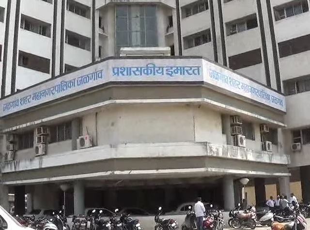 In Jalgaon, the Municipal Corporation removed 553 unauthorized boards | जळगावात महापालिकेने ५५३ अनधिकृत फलक काढले In Jalgaon, the Municipal Corporation removed 553 unauthorized boards | जळगावात महापालिकेने ५५३ अनधिकृत फलक काढले