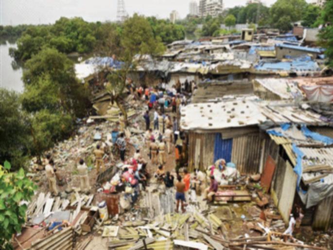 57 huts in Kalwa Bay are demolished | कळवा खाडीतील ५७ झोपड्या जमीनदोस्त 57 huts in Kalwa Bay are demolished | कळवा खाडीतील ५७ झोपड्या जमीनदोस्त