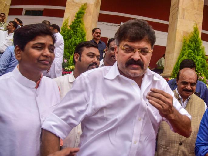 Jitendra Awhad: The Congress MLA said, "I don't want a government house.", Jitendra Awhad reply twitter | Jitendra Awhad: काँग्रेस आमदार म्हणाले मला नको सरकारचं घर, आव्हाडांनी स्पष्टचं दिलं प्रत्युत्तर Jitendra Awhad: The Congress MLA said, "I don't want a government house.", Jitendra Awhad reply twitter | Jitendra Awhad: काँग्रेस आमदार म्हणाले मला नको सरकारचं घर, आव्हाडांनी स्पष्टचं दिलं प्रत्युत्तर