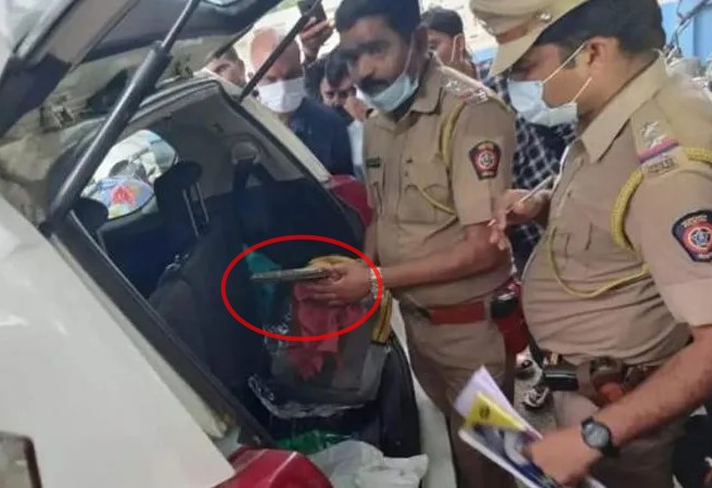Where did the pistol come from in Karuna Sharma's car? pdc | करुणा शर्मांच्या गाडीत पिस्तूल आले कुठून? व्हिडिओची पडताळणी 