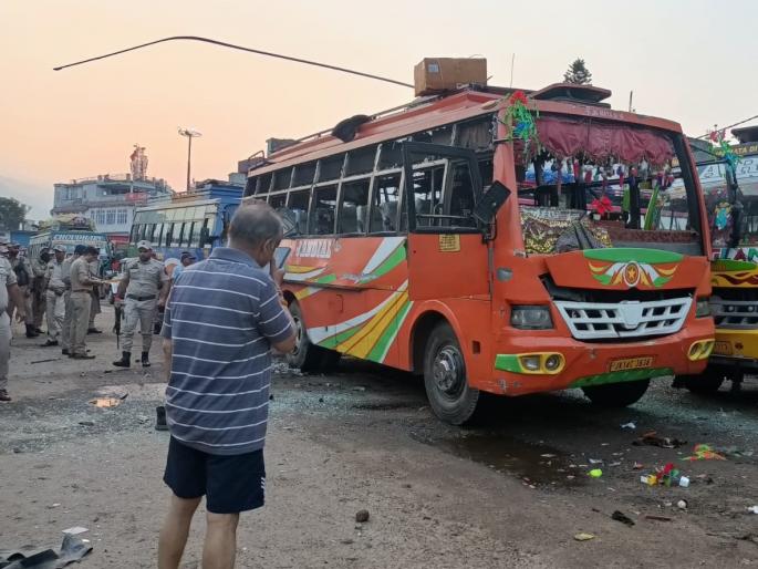 Bomb blasts in two buses in Kashmir, first at night and second in the morning; Both injured | काश्मीरमधील दोन बसमध्ये बॉम्बस्फोट, एक रात्री दुसरा सकाळी; दोघे जखमी Bomb blasts in two buses in Kashmir, first at night and second in the morning; Both injured | काश्मीरमधील दोन बसमध्ये बॉम्बस्फोट, एक रात्री दुसरा सकाळी; दोघे जखमी