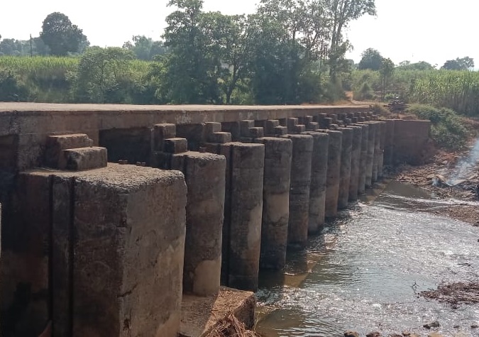 The repair work of Kolhapur style dams was completed within 3 months | कोल्हापूर पद्धतीतील बंधाऱ्यांच्या दुरुस्तीचे काम ३ महिन्यातच गेले वाहून The repair work of Kolhapur style dams was completed within 3 months | कोल्हापूर पद्धतीतील बंधाऱ्यांच्या दुरुस्तीचे काम ३ महिन्यातच गेले वाहून