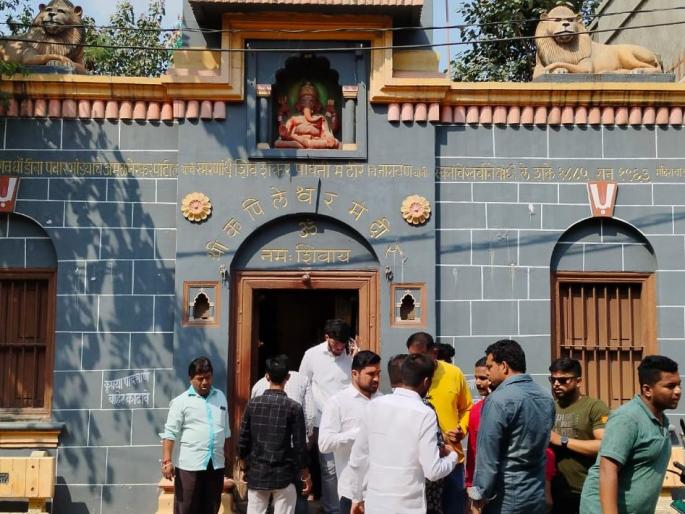 Desecration of Mahadeva's Pindi in the city; Police officers inspected | नगरमध्ये महादेवाच्या पिंडीची विटंबना; पोलिस अधिकाऱ्यांनी केली पाहणी Desecration of Mahadeva's Pindi in the city; Police officers inspected | नगरमध्ये महादेवाच्या पिंडीची विटंबना; पोलिस अधिकाऱ्यांनी केली पाहणी