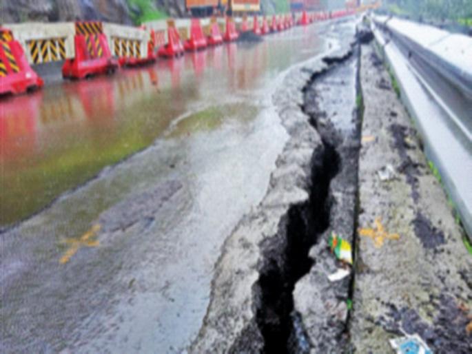 Giant pits fell in the old Kasara Ghat | जुन्या कसारा घाटात पडले महाकाय खड्डे Giant pits fell in the old Kasara Ghat | जुन्या कसारा घाटात पडले महाकाय खड्डे