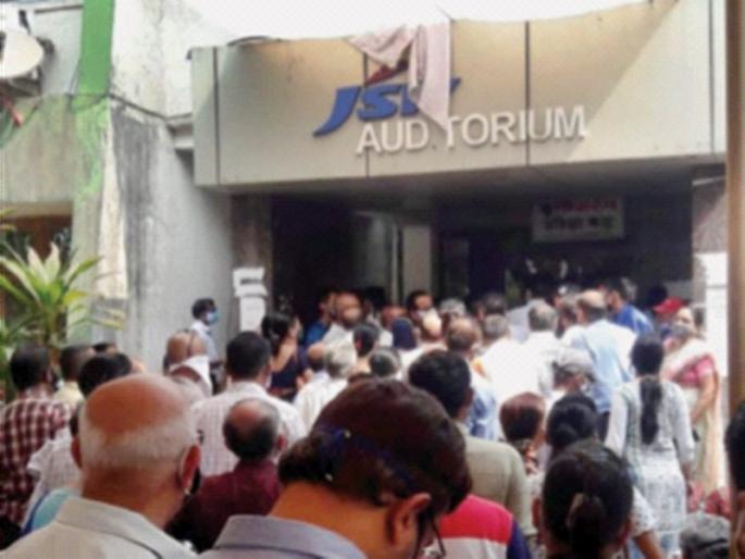 Vaccination centers in the district | जिल्ह्यातील लसीकरण केंद्रांवर झुंबड Vaccination centers in the district | जिल्ह्यातील लसीकरण केंद्रांवर झुंबड