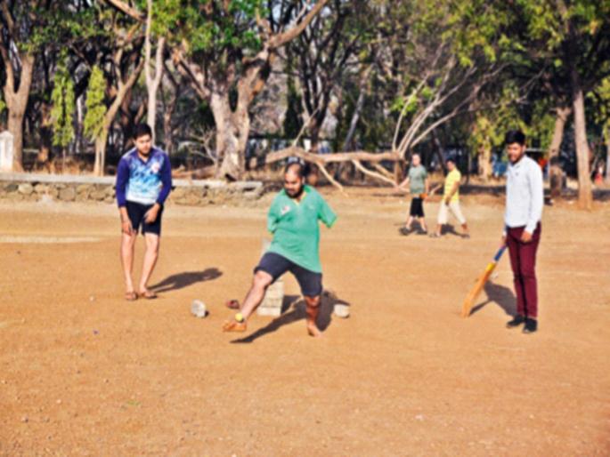 Born with no hands, batting with bowling on his feet | इच्छा तिथे मार्ग... जन्मत: हात नाही, तरी पायानेच बॉलिंगसह बॅटिंग Born with no hands, batting with bowling on his feet | इच्छा तिथे मार्ग... जन्मत: हात नाही, तरी पायानेच बॉलिंगसह बॅटिंग