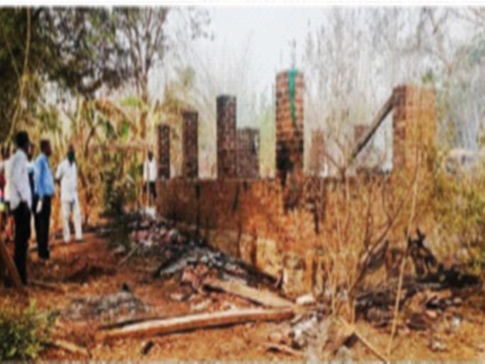 Nizampur Abdungit cattle ranch on fire; 3 buffaloes run away and die | निजामपूर अबडुंगीत गुरांच्या वाड्याला आग; ३ म्हशींचा होरपळून मृत्यू Nizampur Abdungit cattle ranch on fire; 3 buffaloes run away and die | निजामपूर अबडुंगीत गुरांच्या वाड्याला आग; ३ म्हशींचा होरपळून मृत्यू