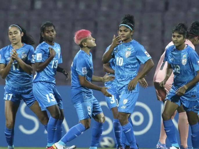 12 Indian women footballers corona positive | भारताच्या १२ महिला फुटबॉलपटू कोरोना पॉझिटिव्ह, सामना रद्द 12 Indian women footballers corona positive | भारताच्या १२ महिला फुटबॉलपटू कोरोना पॉझिटिव्ह, सामना रद्द