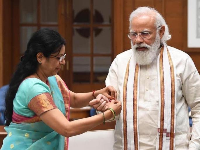 Unique, supernatural ... Medha Kulkarni tied Modi to Rakhi, made an important demand | अद्वितीय, अलौकिक... मेधा कुलकर्णींनी मोदींना बांधली राखी, केली एक विनंती