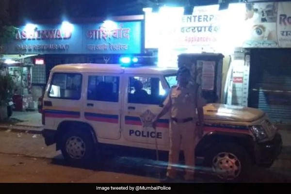 Violation of corona rules, police raid on birthday party in hotel in navi mumbai | कोरोना नियमांचे उल्लंघन करुन बर्थडे पार्टी, पोलिसांनी छापा टाकला अन्...