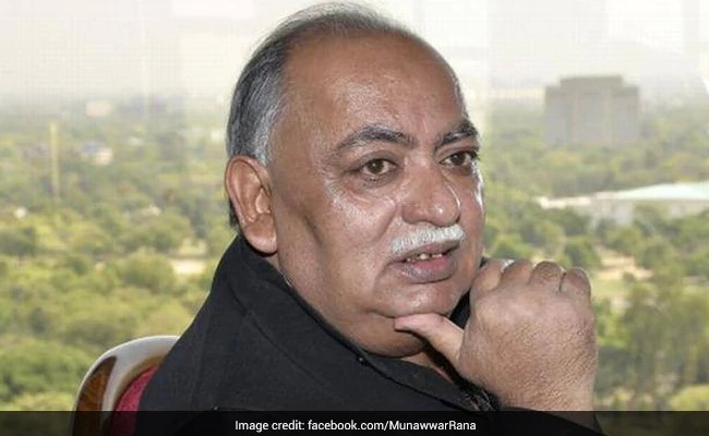 Police broke into Munawwar Rana's house at midnight | प्रख्यात शायर मुनव्वर राणा यांच्या घरात मध्यरात्री घुसले पोलीस
