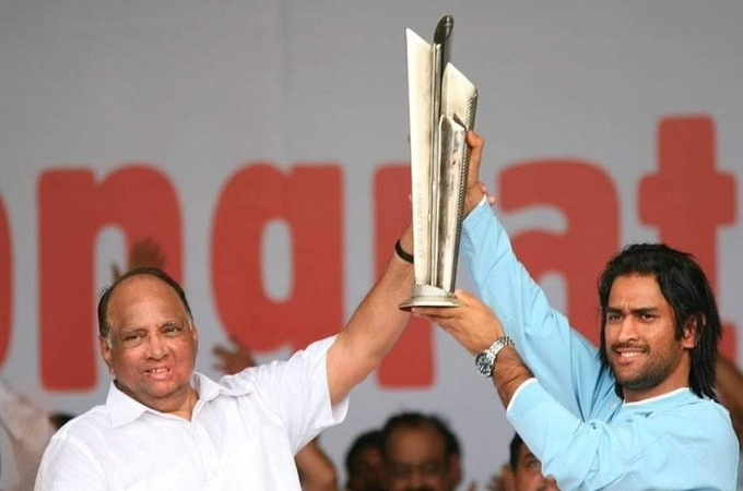 Nothing is impossible in the world, a special photo shared by Supriya Sule after Dhoni's retirement | जगात काहीच अशक्य नसतं, धोनीच्या निवृत्तीनंतर खास फोटो शेअर करत शुभेच्छा