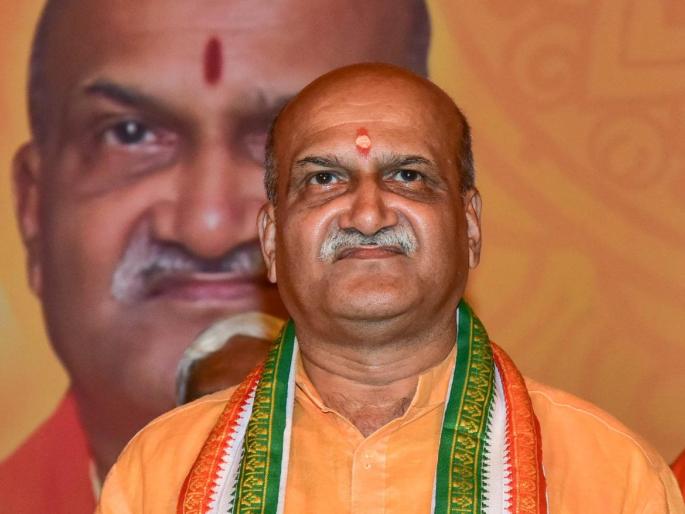 Shri Ram Sena Muthalik threatens to cut off hand if you touch vinayak savarkar's poster in Karnataka | सावरकरांच्या पोस्टरला हात लावाल तर हात कापून टाकू, श्रीराम सेनेची धमकी Shri Ram Sena Muthalik threatens to cut off hand if you touch vinayak savarkar's poster in Karnataka | सावरकरांच्या पोस्टरला हात लावाल तर हात कापून टाकू, श्रीराम सेनेची धमकी
