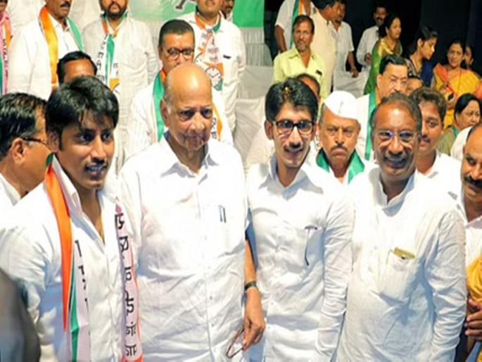 Rajan Patal directly approached Fadnavis, discussing surgical strike on NCP | राजन पाटलांनी थेट फडणवीसांना गाठले, राष्ट्रवादीवर सर्जिकल स्ट्राईकची चर्चा Rajan Patal directly approached Fadnavis, discussing surgical strike on NCP | राजन पाटलांनी थेट फडणवीसांना गाठले, राष्ट्रवादीवर सर्जिकल स्ट्राईकची चर्चा