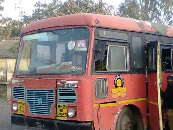 Driver and carrier suspended in connection with bus accident | बस पत्रा अपघातप्रकरणी चालक व वाहक निलंबित Driver and carrier suspended in connection with bus accident | बस पत्रा अपघातप्रकरणी चालक व वाहक निलंबित