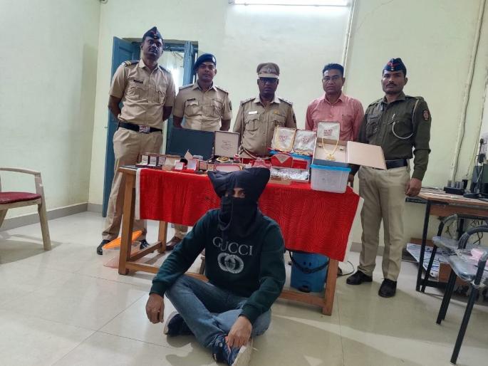 Inter-state bogus govt jobs racket exposed, Delhi prime accused Gajaad | बोगस सरकारी नोकरीचे रॅकेट उघडकीस, दिल्लीतला मृत व्यक्तीही पोलिसांनी शोधला Inter-state bogus govt jobs racket exposed, Delhi prime accused Gajaad | बोगस सरकारी नोकरीचे रॅकेट उघडकीस, दिल्लीतला मृत व्यक्तीही पोलिसांनी शोधला