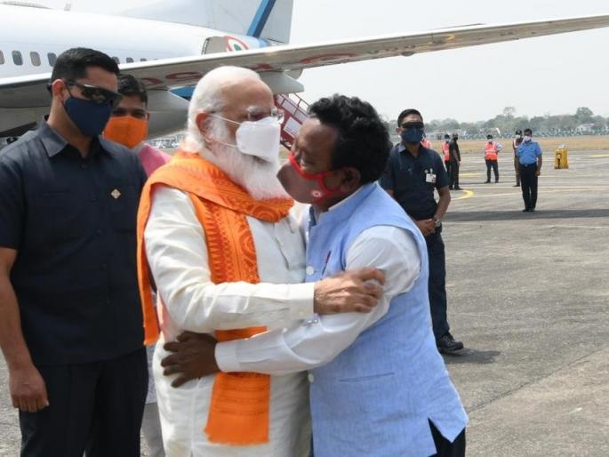 West Bengal Assembly Elections 2021 : Find out who is Karimul Haq who gave magic to Modi at the airport in west bengal | West Bengal Assembly Elections 2021 : मोदींना विमानतळावरच 'जादू की झप्पी' देणारे करीमुल हक कोण?, घ्या जाणून West Bengal Assembly Elections 2021 : Find out who is Karimul Haq who gave magic to Modi at the airport in west bengal | West Bengal Assembly Elections 2021 : मोदींना विमानतळावरच 'जादू की झप्पी' देणारे करीमुल हक कोण?, घ्या जाणून