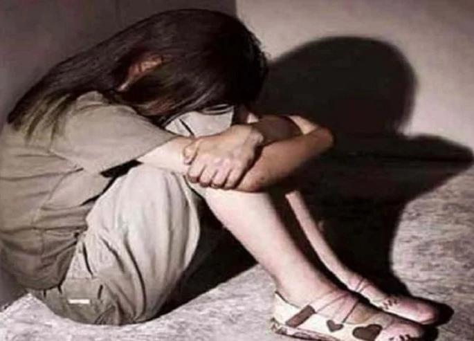 Maulana rapes minor girl, accused in police custody in delhi | पाणी भरण्यास आलेल्या अल्पवयीन मुलीवर मौलानाचा बलात्कार Maulana rapes minor girl, accused in police custody in delhi | पाणी भरण्यास आलेल्या अल्पवयीन मुलीवर मौलानाचा बलात्कार