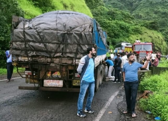 Truck stops in Karul Ghat, hinders return journey of servants | करुळ घाटात ट्रक बंद, चाकरमान्यांच्या परतीच्या प्रवासात अडथळा Truck stops in Karul Ghat, hinders return journey of servants | करुळ घाटात ट्रक बंद, चाकरमान्यांच्या परतीच्या प्रवासात अडथळा