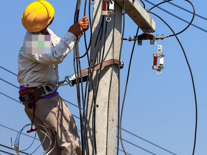 Wireman died while repairing streetlights, and his wife died last year in ulhasngar | पथदिवे दुरुस्तीचे काम करताना वायरमनचा मृत्यू, गतवर्षीच पत्नीचेही झाले निधन Wireman died while repairing streetlights, and his wife died last year in ulhasngar | पथदिवे दुरुस्तीचे काम करताना वायरमनचा मृत्यू, गतवर्षीच पत्नीचेही झाले निधन