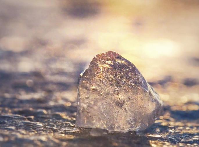 The golden stone fell from the sky, took the talatta in Vashi and ran to the field | आकाशातून पडला सोनेरी दगड, तलाठ्याने तात्काळ घेतली शेतात धाव The golden stone fell from the sky, took the talatta in Vashi and ran to the field | आकाशातून पडला सोनेरी दगड, तलाठ्याने तात्काळ घेतली शेतात धाव