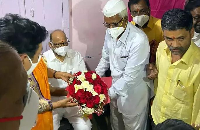 Sharad Pawar MLA Nilesh Lanka's house, a crowd of activists gathered at the door | शरद पवार निलेश लंकेच्या 2 खोल्यांच्या घरात, कार्यकर्त्यांची गर्दी जमली दारात Sharad Pawar MLA Nilesh Lanka's house, a crowd of activists gathered at the door | शरद पवार निलेश लंकेच्या 2 खोल्यांच्या घरात, कार्यकर्त्यांची गर्दी जमली दारात