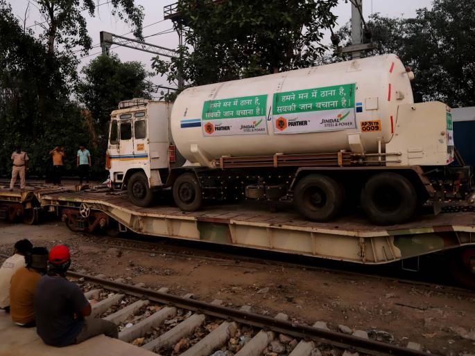 Attempts to transport Nagpur's oxygen tankers to Gujarat were thwarted | नागपूरचे ऑक्सिजन टँकर्स गुजरातला नेण्याचा प्रयत्न उधळला Attempts to transport Nagpur's oxygen tankers to Gujarat were thwarted | नागपूरचे ऑक्सिजन टँकर्स गुजरातला नेण्याचा प्रयत्न उधळला