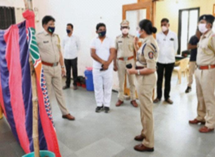 Police set up Oxygen Hospital for Police in Solapur | सोलापूरमध्ये पोलिसांनी बनविले पोलिसांसाठी ऑक्सिजन हॉस्पिटल Police set up Oxygen Hospital for Police in Solapur | सोलापूरमध्ये पोलिसांनी बनविले पोलिसांसाठी ऑक्सिजन हॉस्पिटल