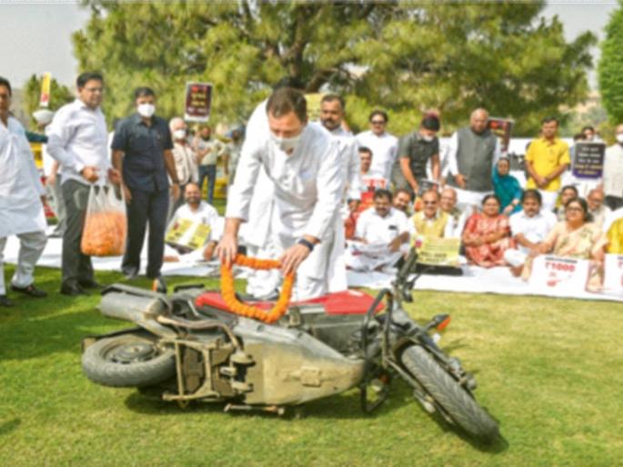 Congress attacks Modi government over fuel price hike | इंधन दरवाढीवरून मोदी सरकारवर काँग्रेसचा हल्ला, दुचाकीला पुष्पहार
