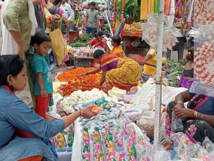 The flower market withered on the first day itself, prices were eaten up by plastic flowers | पहिल्या दिवशीच फुलांचा बाजार कोमेजला, प्लास्टिक फुलांनी खाल्ला भाव The flower market withered on the first day itself, prices were eaten up by plastic flowers | पहिल्या दिवशीच फुलांचा बाजार कोमेजला, प्लास्टिक फुलांनी खाल्ला भाव