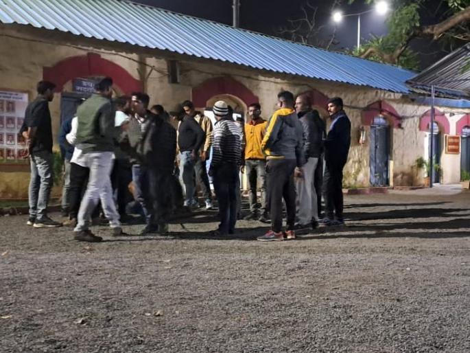 Failed to recruit police; After drinking alcohol, he created a ruckus in the police station | पोलीस भरतीत अपयशी झाला; मद्य पिऊन पोलीस ठाण्यात गोंधळ घातला Failed to recruit police; After drinking alcohol, he created a ruckus in the police station | पोलीस भरतीत अपयशी झाला; मद्य पिऊन पोलीस ठाण्यात गोंधळ घातला