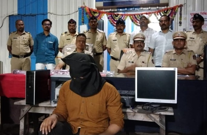 Two more arrested in bank loan fraud case, 6 days in jail in latur | बँक कर्ज फसवणूकप्रकरणी आणखी दोघांना अटक, 6 दिवसांची कोठडी Two more arrested in bank loan fraud case, 6 days in jail in latur | बँक कर्ज फसवणूकप्रकरणी आणखी दोघांना अटक, 6 दिवसांची कोठडी