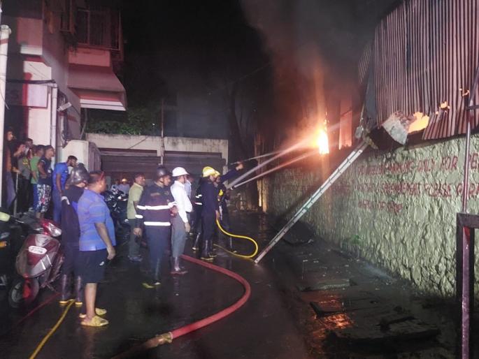 A huge fire broke out at a warehouse in the Quarter Gate area of Pune at night | पुण्यात क्वार्टर गेट परिसरातील गोदामाला रात्री भीषण आग