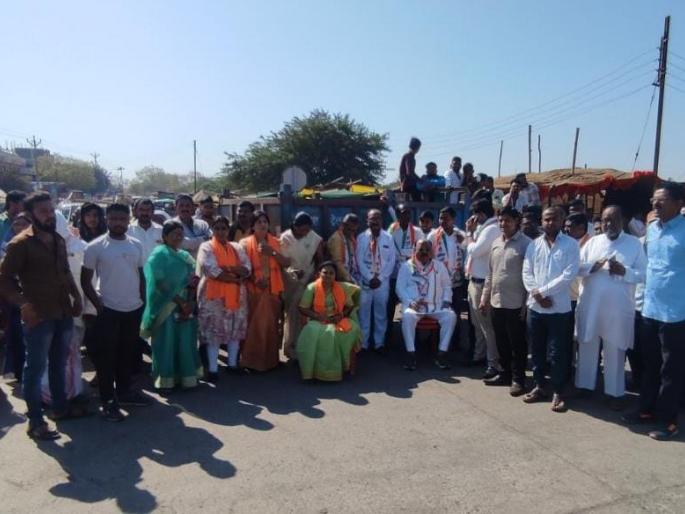 Anger against bad roads, block road at 5 places on behalf of Mahavikas Aghadi | खराब रस्त्याविरुद्ध संताप, महाविकास आघाडीच्यावतीने ५ ठिकाणी रास्ता रोको Anger against bad roads, block road at 5 places on behalf of Mahavikas Aghadi | खराब रस्त्याविरुद्ध संताप, महाविकास आघाडीच्यावतीने ५ ठिकाणी रास्ता रोको